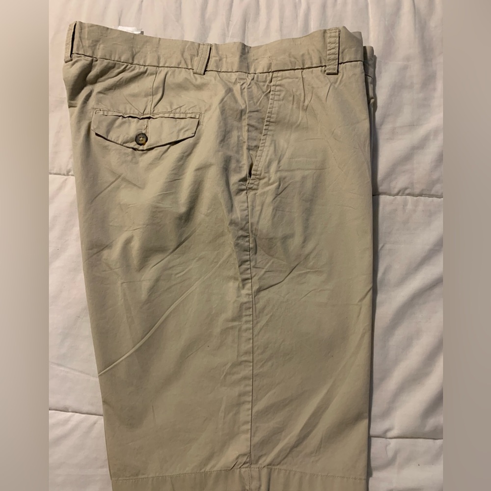 H&H. Men's Tan Casual Shorts.
Size 36 R